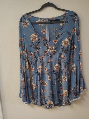 MINKPINK Blue Floral V-Neck Bell Sleeve Tunic 240